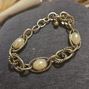 Sophisticated Silver Bracelet with Pearl Highlights